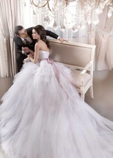 Robe de mariée magnifique avec une plume d'air