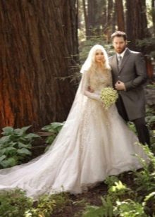 Robe de mariée beige avec un train