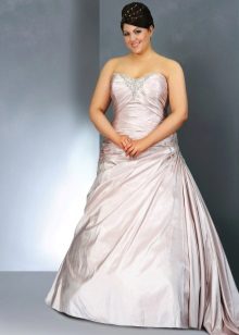 Robe de mariée pleine avec une nuance lilas
