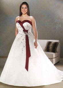 Robe de mariée pour le plein avec des éléments rouges