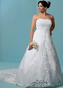 Robe de mariée avec train et dentelle pour la mariée