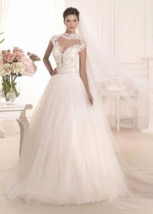 Robe de mariée fermée ajourée