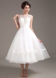 Robe de mariée midi avec décolleté en dentelle fermée