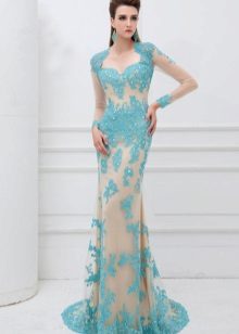 La robe de soirée de Angela & Alison est bleue
