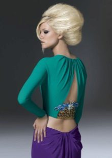 Robe violette avec vert émeraude