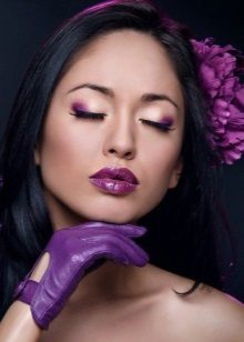 Maquillage avec des ombres violettes