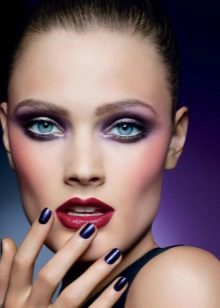 Maquillage avec ombres violettes et rouge à lèvres