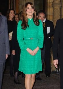 Kate Middleton em um vestido esmeralda modesto