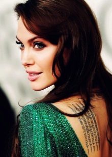 Angelina Jolie em um vestido esmeralda