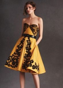 Robe jaune avec dentelle le soir