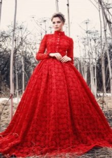 Robe de soirée en guipure rouge moelleuse