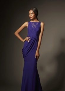 Robe de soirée bleue avec empiècement en dentelle