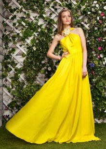 La robe est le soir jaune et en forme