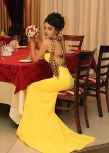 La robe est jaune soir
