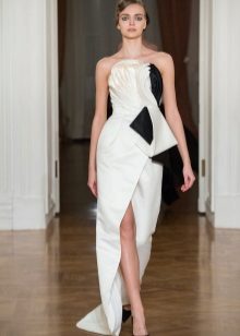 Robe de soirée blanche avec des accents noirs