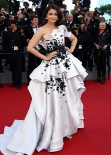 Robe blanche moelleuse à décor noir