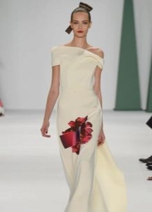 Robe blanche avec une fleur rouge de Carolina Herera
