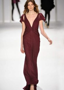 robe bordeaux à décolleté profond