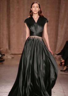 Robe noire fermée en satin