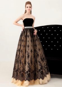 Robe de soirée en dentelle noire combinée à un dos contrastant