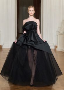 Robe de soirée en satin à plusieurs niveaux