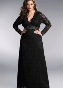 Robe de soirée noire en dentelle dans un sol