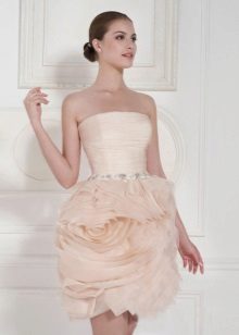 Robe de mariée avec une jupe en forme de fleur
