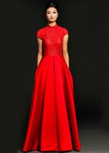 Robe de soirée rouge avec un col