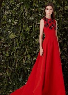 Robe de soirée rouge à décor noir