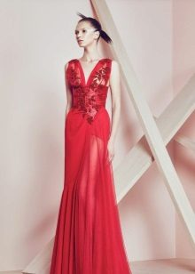 Robe de soirée rouge à décolleté profond