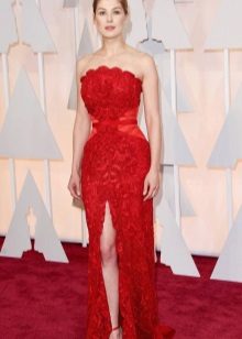 Robe de soirée rouge avec décoration florale