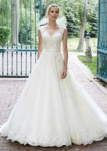 Une robe de mariée en dentelle de silhouette