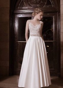 Robe de mariée avec un corset de dentelle a-silhouette