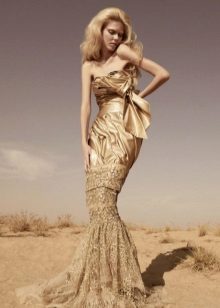 Robe de mariée en dentelle dorée