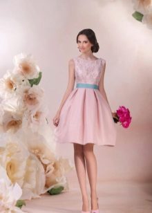 Robe de mariée en dentelle rose