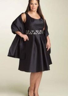 Robe courte élégante de grande taille avec une jupe moelleuse