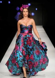 Robe élégante de couleur pour la pleine
