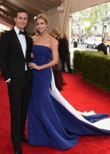 Robe de soirée bleue avec un train