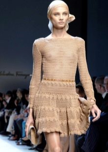 Robe de soirée beige au crochet