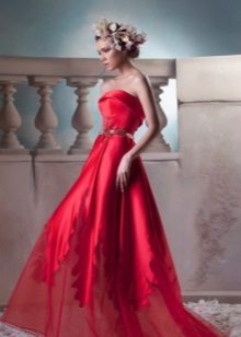 Robe de soirée rouge avec un corset