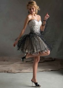 Robe de soirée courte avec un corset orné de strass