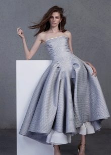Robe de soirée grise avec un corset