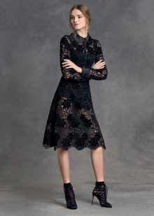 Vestido curto com uma noite de renda de gola
