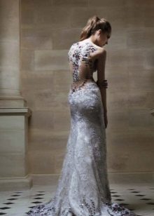 Robe de soirée grise avec une illusion de décolleté