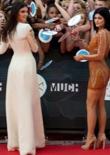 Robe de soirée Kendal Jenner avec des découpes et vue de dos