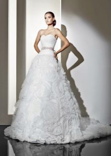 Esküvői ruha rózsákkal a Cupid Bridal-tól