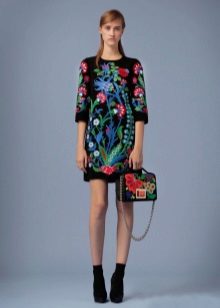 Robe d'été du soir avec un motif