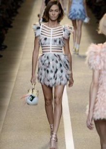 Robe courte d'été en plumes