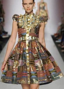 Robe de soirée d'été avec un imprimé dans ce style