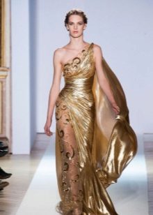 La robe de soirée dans le style grec est en or